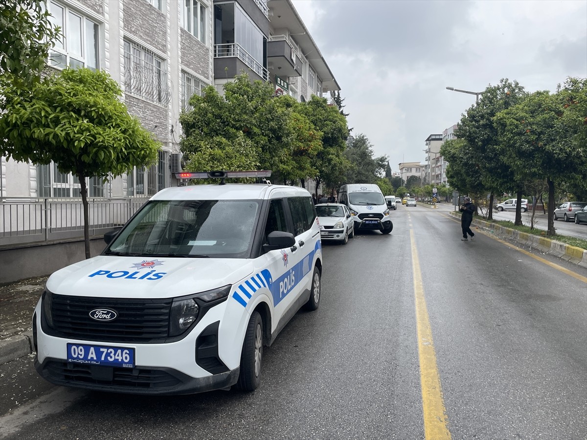 Aydın'ın Efeler ilçesinde anteni onarmak için çıktığı çatıdan düşen kişi hayatını kaybetti....