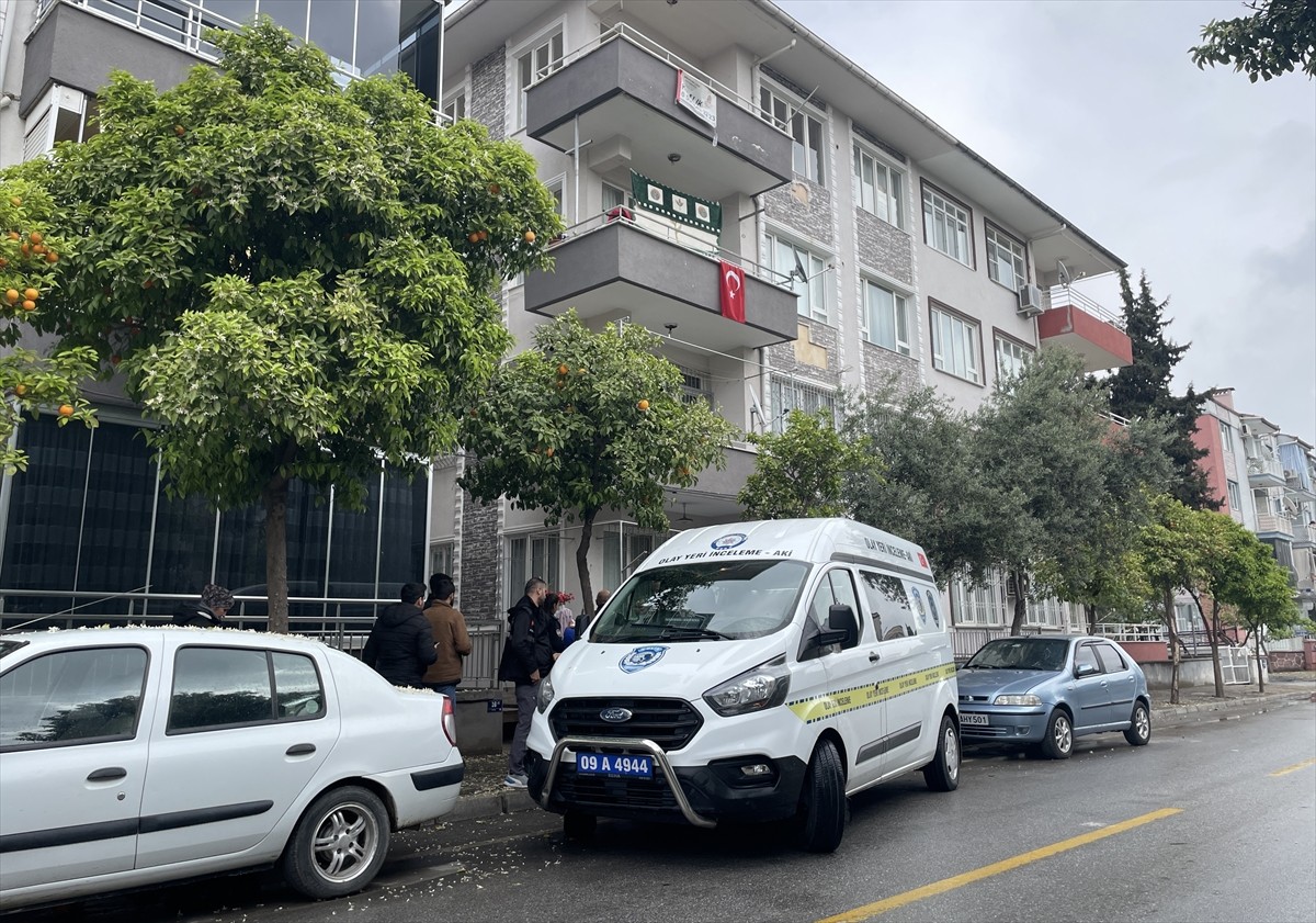 Aydın'ın Efeler ilçesinde anteni onarmak için çıktığı çatıdan düşen kişi hayatını kaybetti....