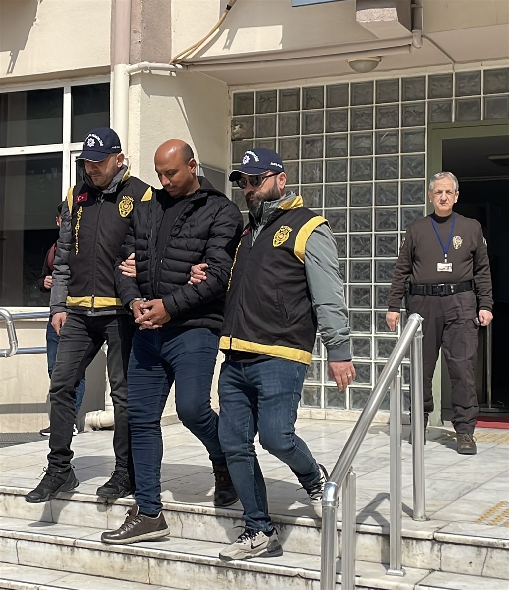 Aydın'ın Efeler ilçesinde seyir halindeki otomobile ateş etmesi sonucu gözaltına alınan zanlı...