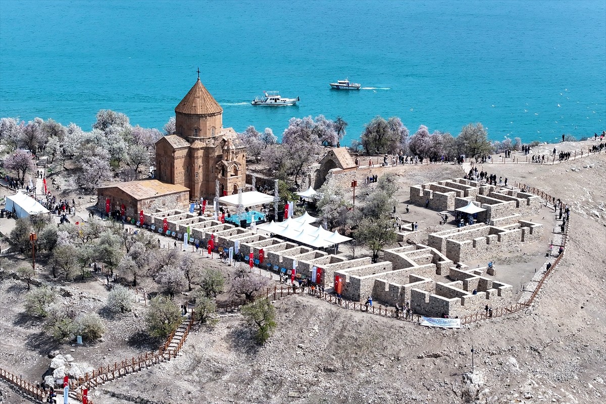 Badem ağaçlarının çiçek açmasıyla baharın tonlarına bürünen Van Gölü'ndeki "Akdamar Adası 3. Badem...
