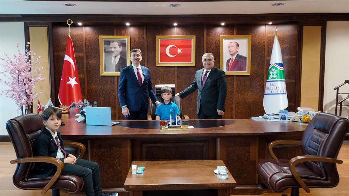 Bahçelievler Belediye Başkanı Hakan Bahadır'ın (sol 2), 23 Nisan Ulusal Egemenlik ve Çocuk Bayramı...