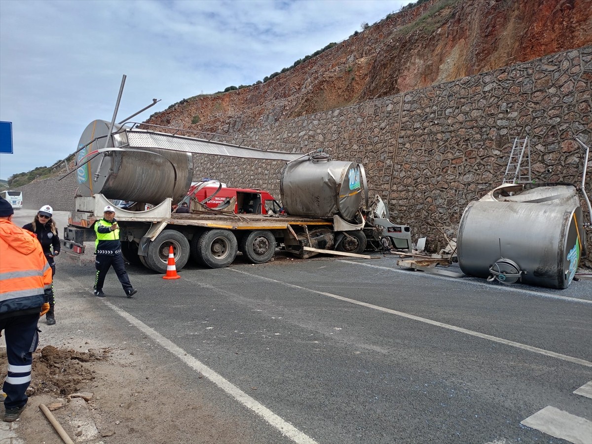 Balıkesir'de refüje ve istinat duvarına çarpan süt tankerinin şoförü hayatını kaybetti.