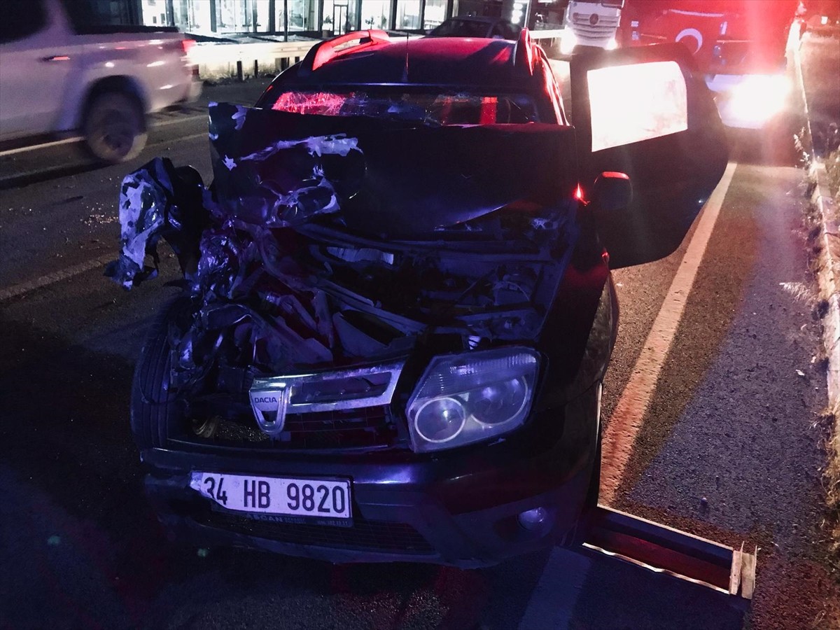 Balıkesir'in Ayvalık ilçesinde otomobilin traktöre çarpması sonucu 1 kişi hayatını kaybetti, 2...