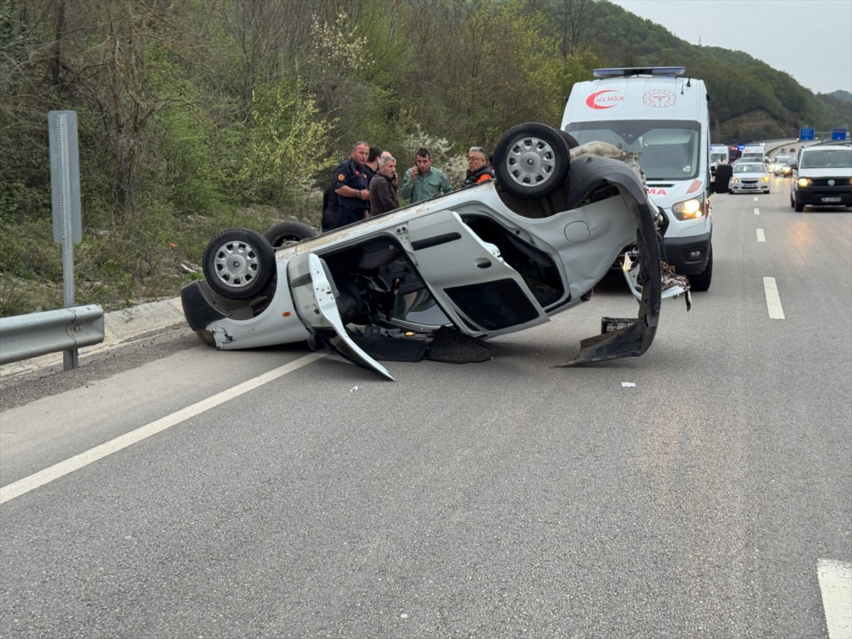 Bartın'da 2 otomobilin çarpışması sonucu 11 kişi yaralandı.