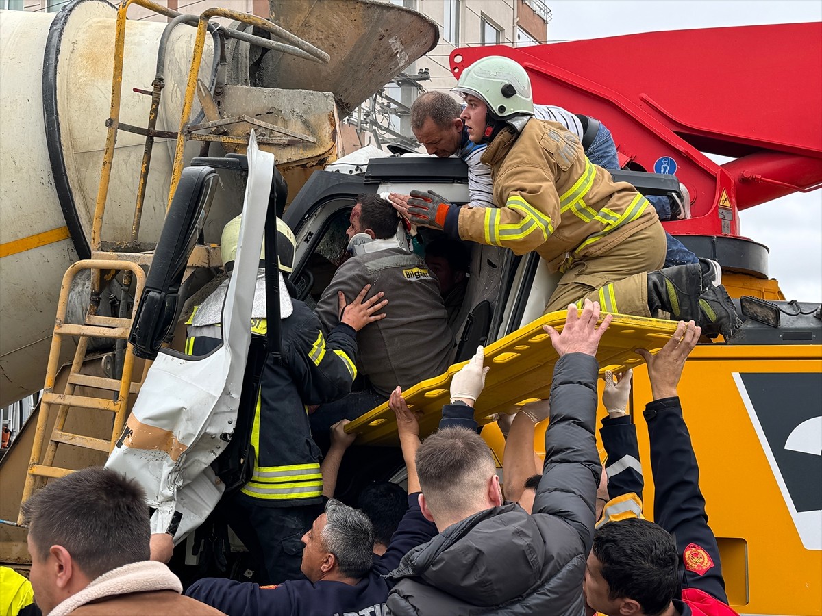 Bartın'da 3 aracın karıştığı zincirleme trafik kazasında 8 kişi yaralandı.