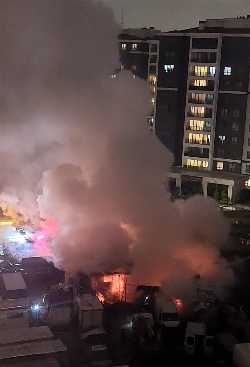 Başakşehir'de tır garajında tamirhane olarak kullanılan konteynerde çıkan yangın itfaiye...