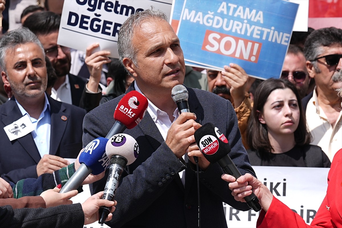 Başkentte atama bekleyen bazı öğretmenler, alımların yetersiz olduğu gerekçesiyle Ulus Zafer Anıtı...