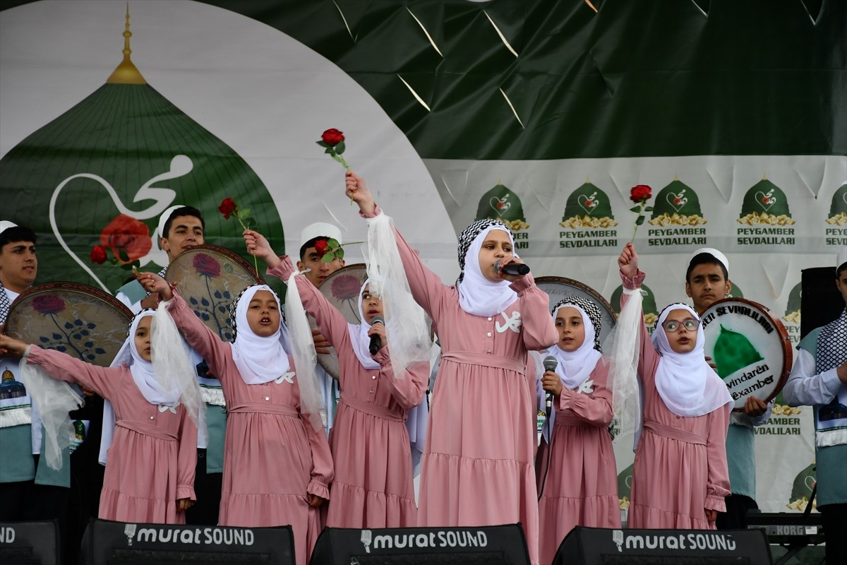 Batman'da Peygamber Sevdalıları Vakfı tarafından "Mevlid-i Nebi" etkinliği düzenlendi. Etkinlikte...