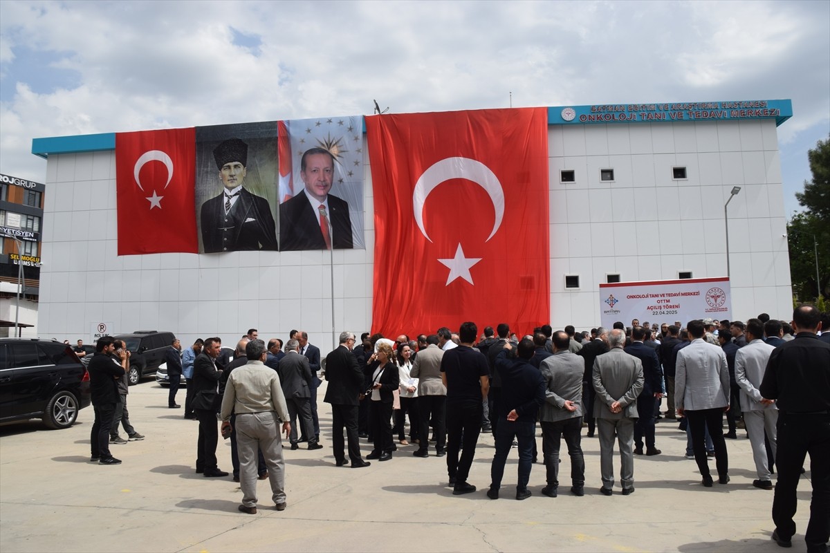 Batman’da ileri teknolojiyle donatılan Onkoloji Tanı ve Tedavi Merkezi düzenlenen törenle hizmete...