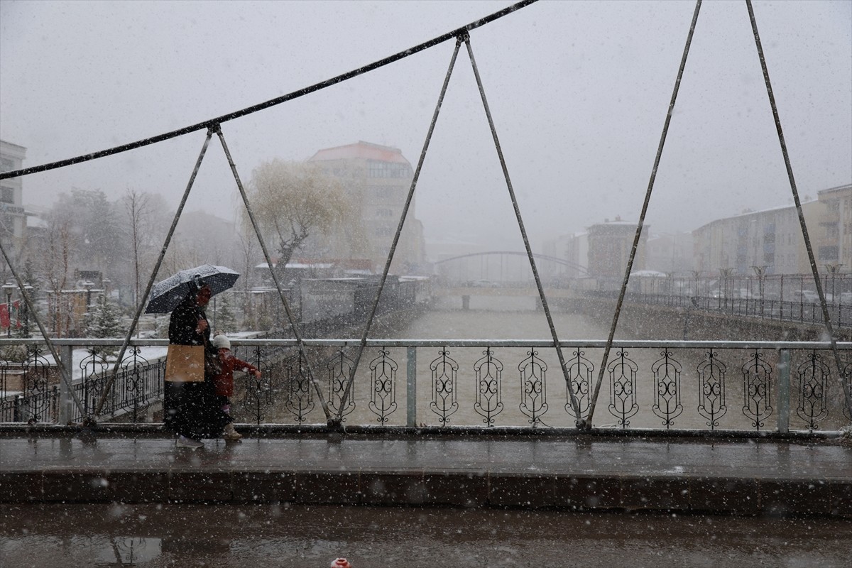 Bayburt'ta soğuk hava ve kar yağışı etkisini gösteriyor. Kentte bir süredir mevsim normallerinde...