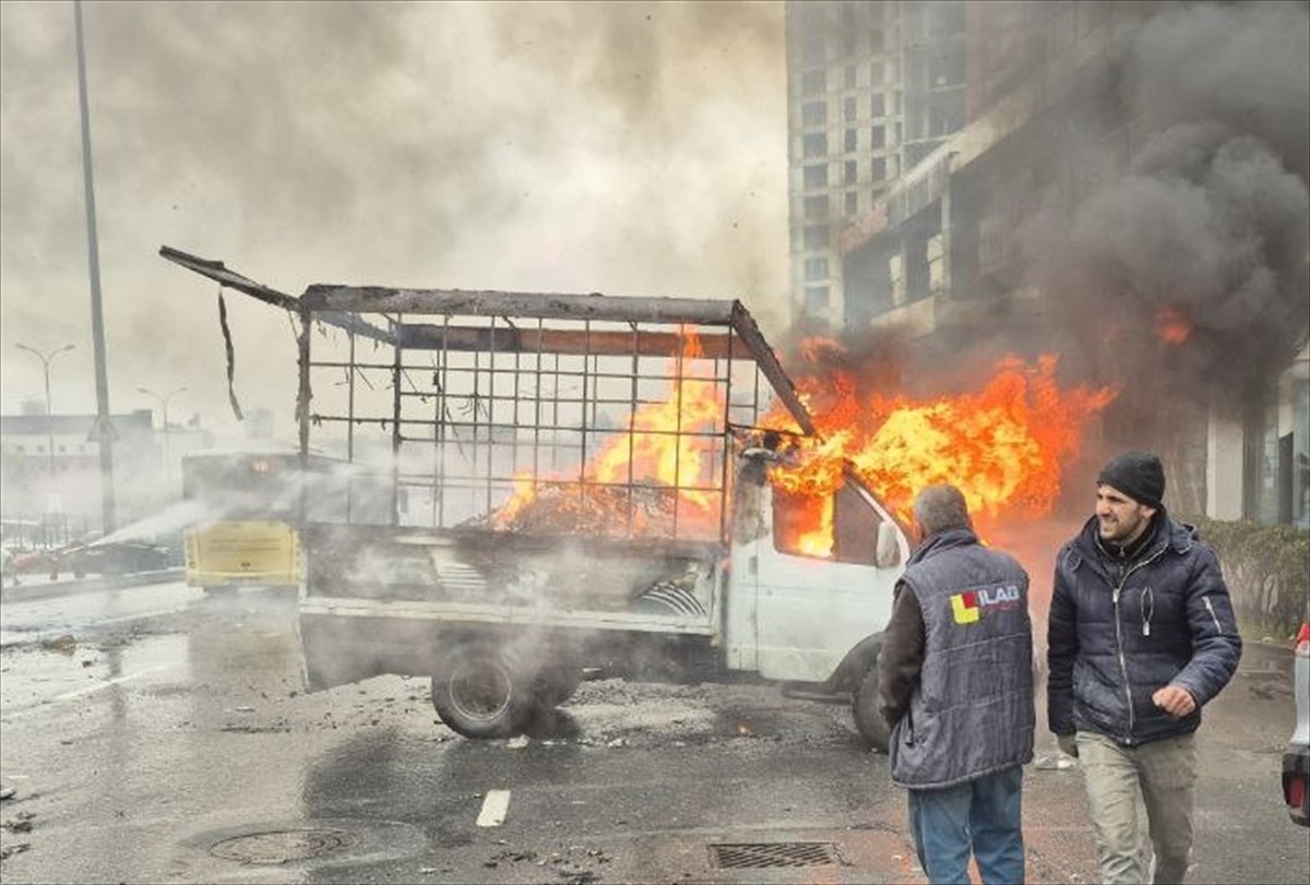 Beylikdüzü'nde, D-100 kara yolunda seyir halindeyken yanan karton yüklü kamyonette hasar meydana...