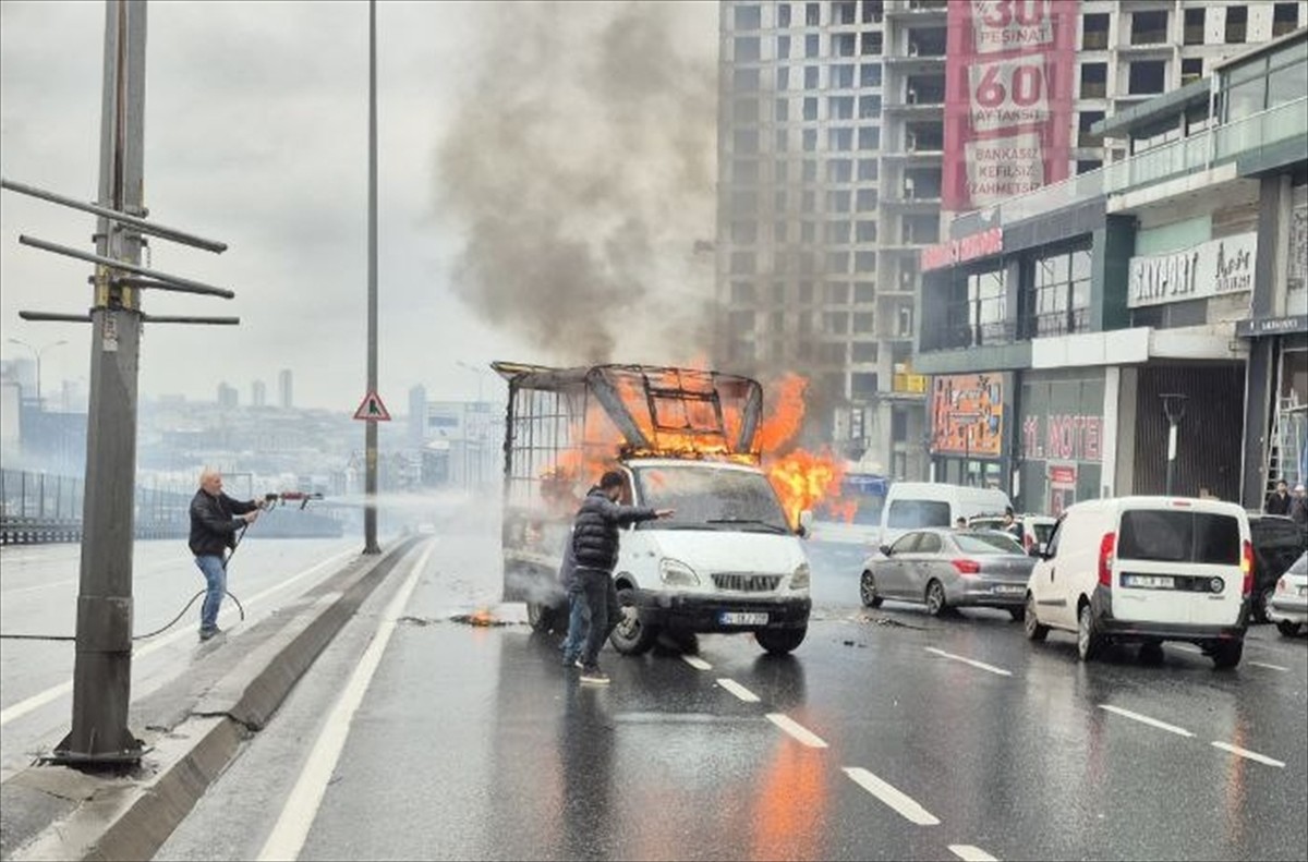 Beylikdüzü'nde, D-100 kara yolunda seyir halindeyken yanan karton yüklü kamyonette hasar meydana...
