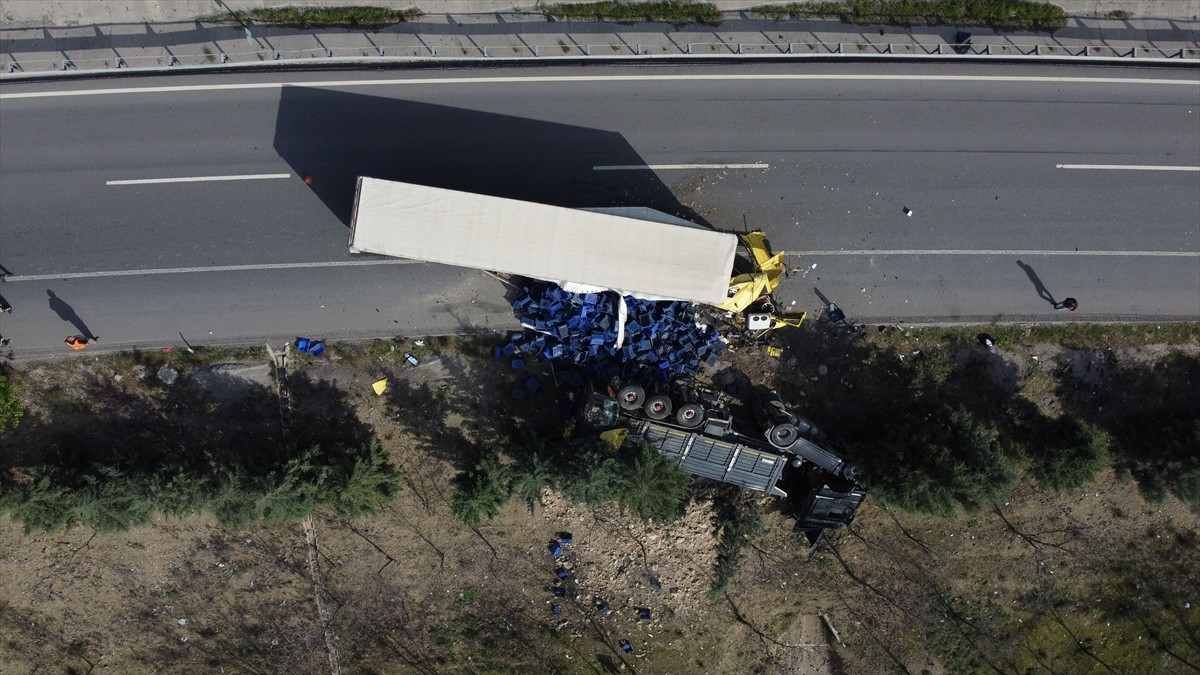 Bilecik'te 2 tırın karıştığı trafik kazasında yaralanan sürücüler hastanede tedaviye...