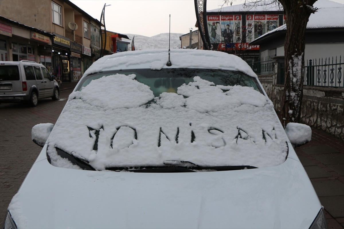 Bingöl'ün Karlıova ilçesinde kar yağışı etkili oldu.