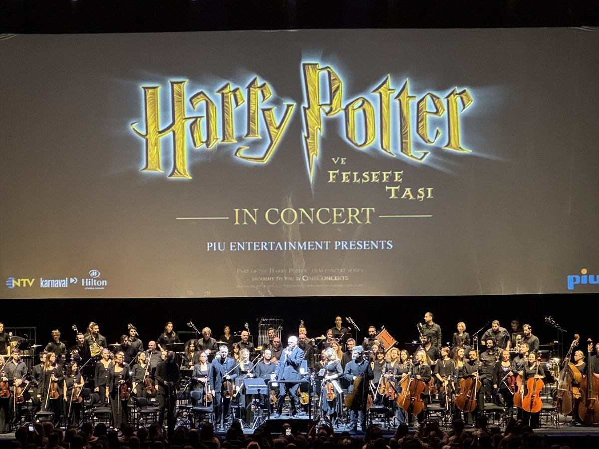 Binlerce kişi Harry Potter serisinin ilk filmi "Harry Potter ve Felsefe Taşı"nı canlı orkestra...