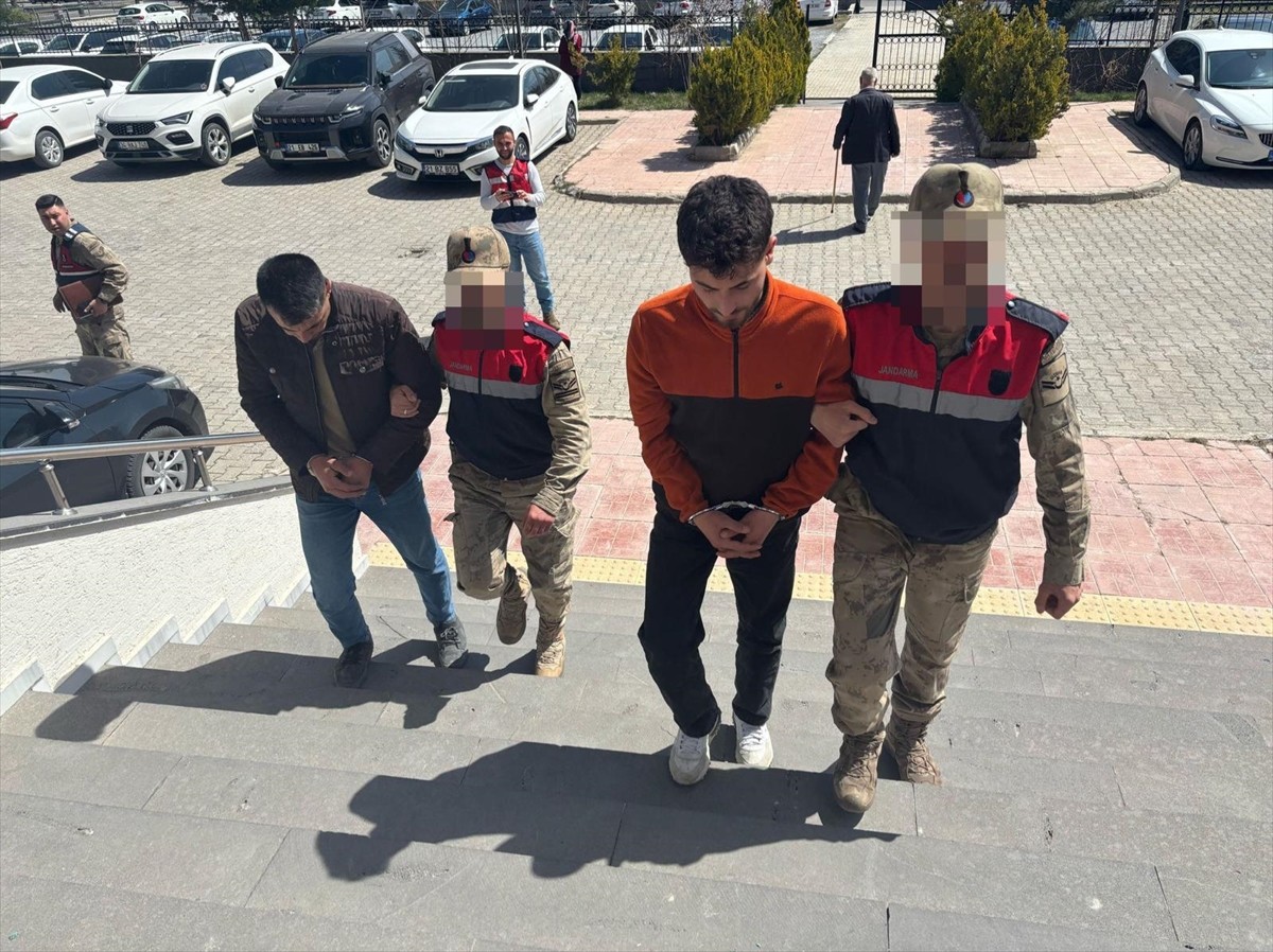 Bitlis'te göçmen kaçakçılığı yaptıkları öne sürülen 4 şüpheli tutuklandı. 