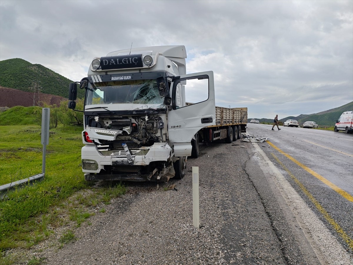 Bitlis'te minibüs ile tırın çarpışması sonucu 1 kişi öldü, biri ağır 2 kişi yaralandı.