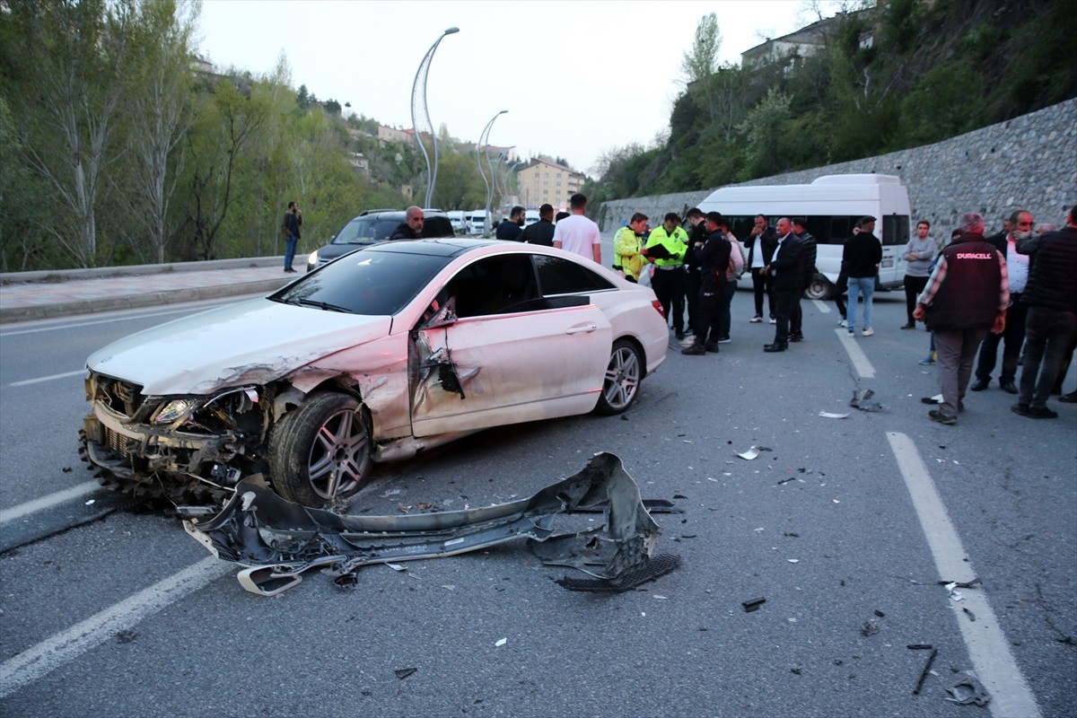 Bitlis'te otomobil ile minibüsün çarpışması sonucu 8 kişi yaralandı.