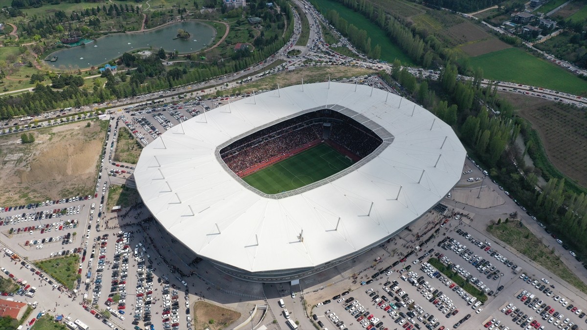 Bölgesel Amatör Lig 6. Grup'ta oynanan Eskişehirspor-Akşehirspor maçını 33 bin 247 biletli...