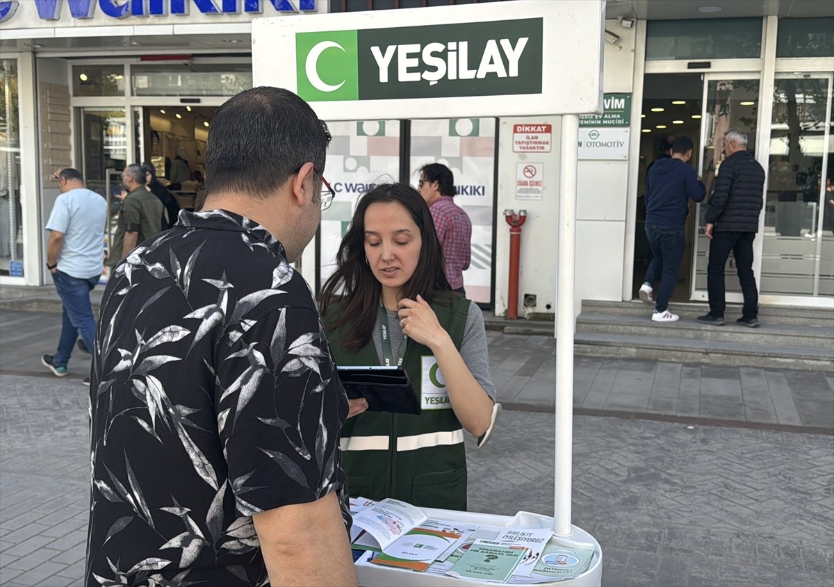 Bolu'da Yeşilay tarafından düzenlenen etkinlikte, sigara ve internet bağımlılığı düzeyini öğrenmek...