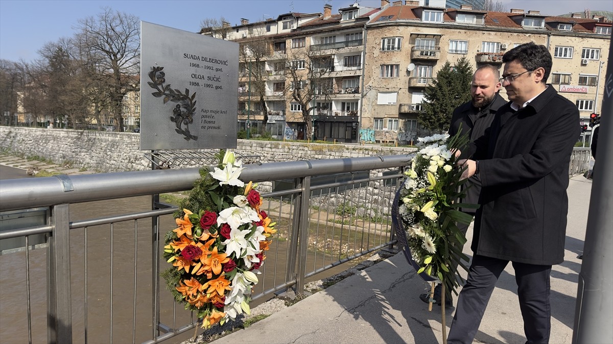 Bosna Hersek'in başkenti Saraybosna'da 5 Nisan 1992'de savaş karşıtı protestolara katılan ve...