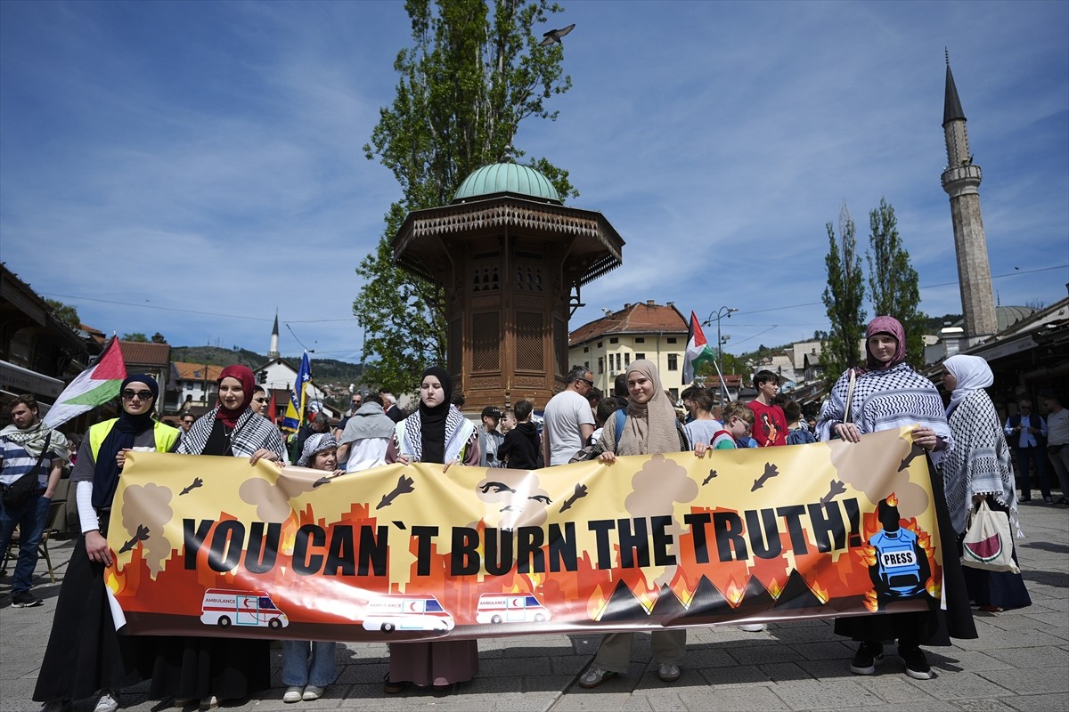 Bosna Hersek'in başkenti Saraybosna'da yüzlerce kişi, İsrail'in Gazze'ye düzenlediği saldırıları...
