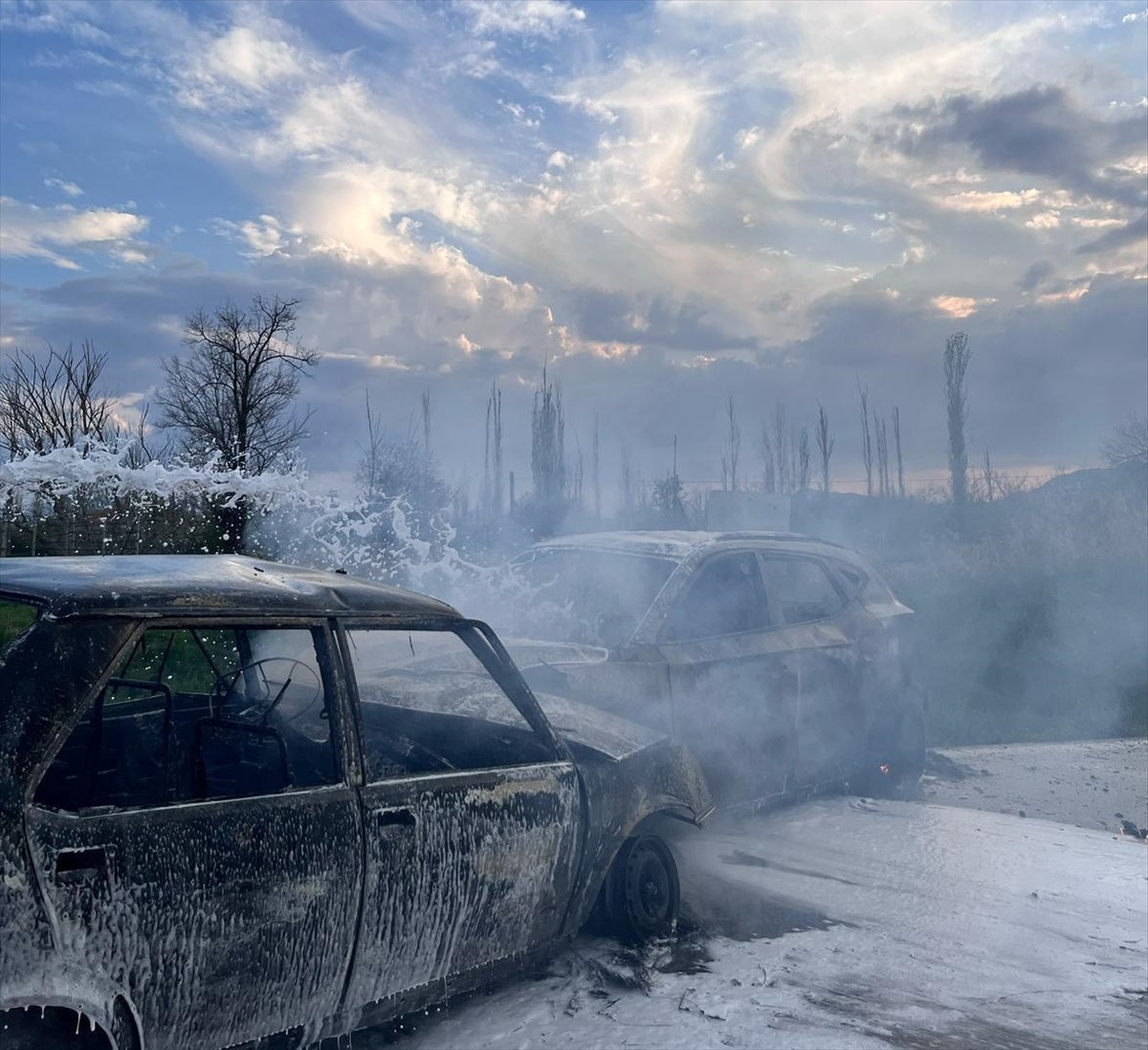 Burdur'da iki otomobilin çarpışması sonucu 1 kişi hayatını kaybetti, 4 kişi yaralandı. Çarpışma...