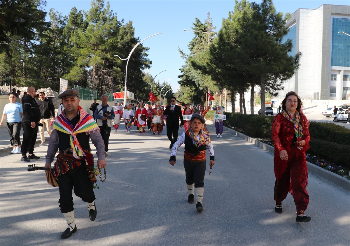 Burdur'da, Turizm Haftası dolayısıyla düzenlenen etkinlikte, temsili "Yörük Göçü" canlandırıldı....