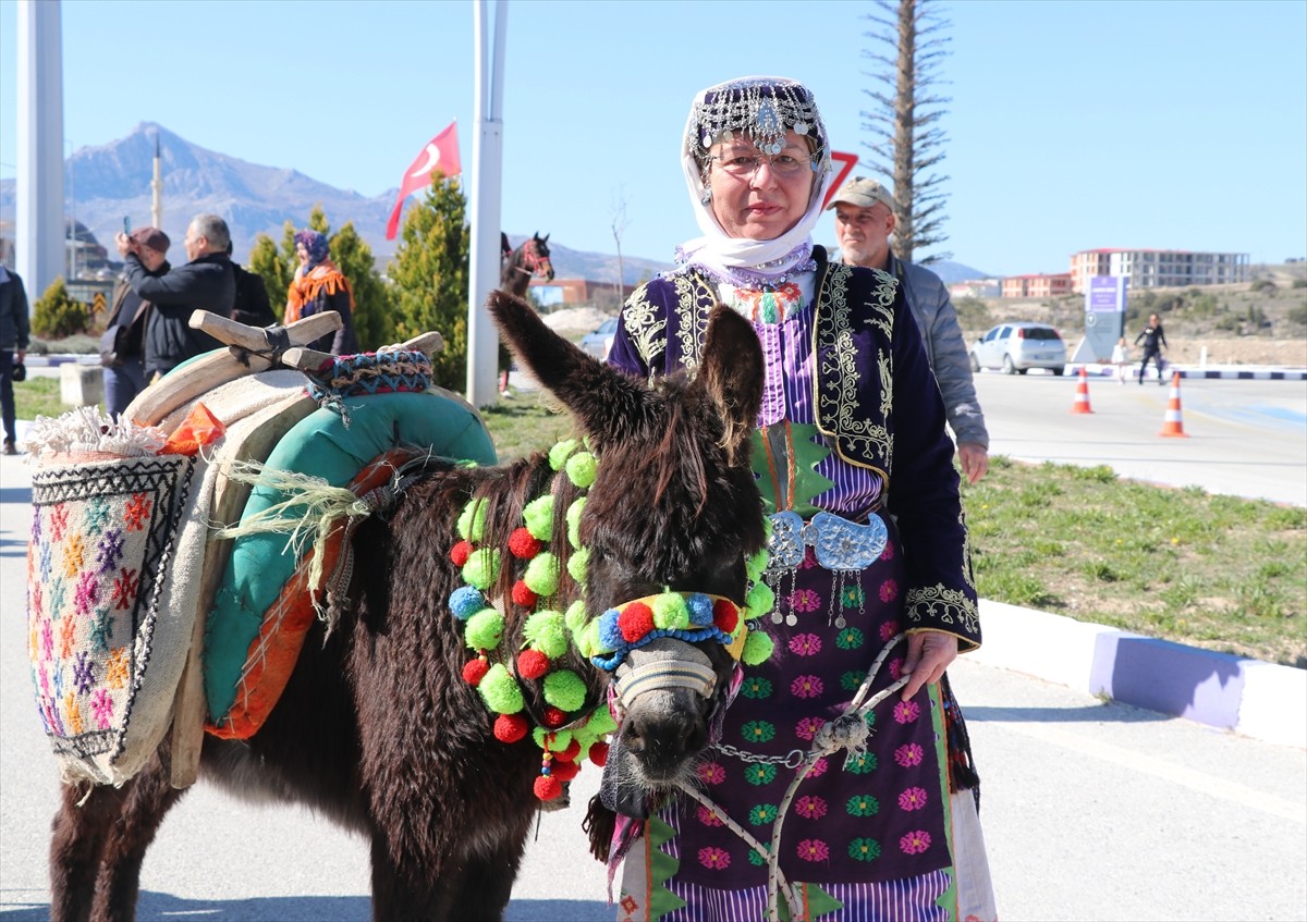 Burdur Mehmet Akif Ersoy Üniversitesinde ilk kez düzenlenen "Yörük Çalıştayı", temsili Yörük...