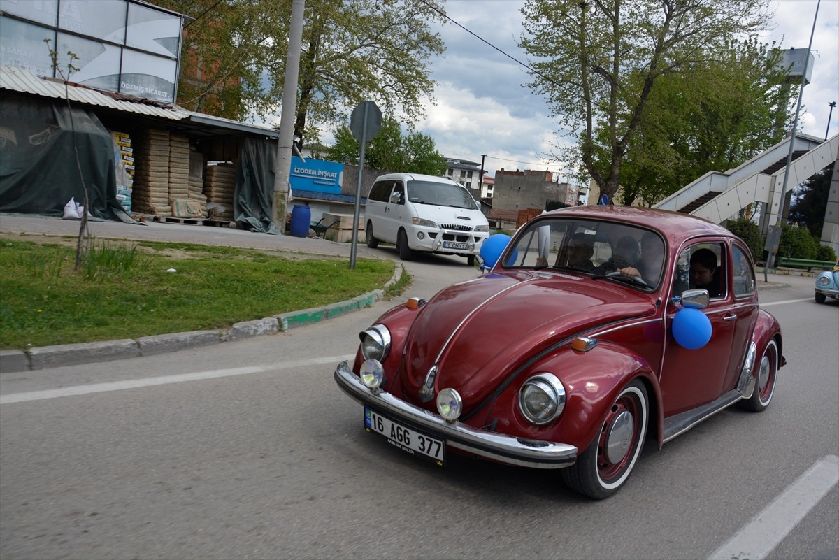Bursa'da otizmli çocuklar ve aileleri, mavi balonlarla süslenen "vosvoslarla" şehir turu attı.