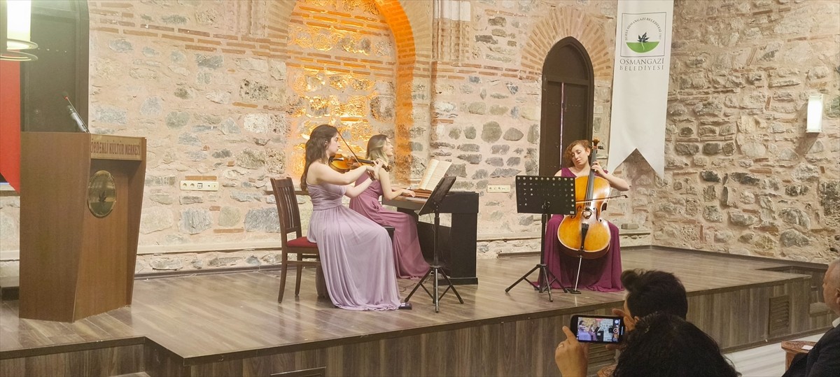 Bursa'da Terra Trio müzik grubu müzikseverlerle buluştu.
