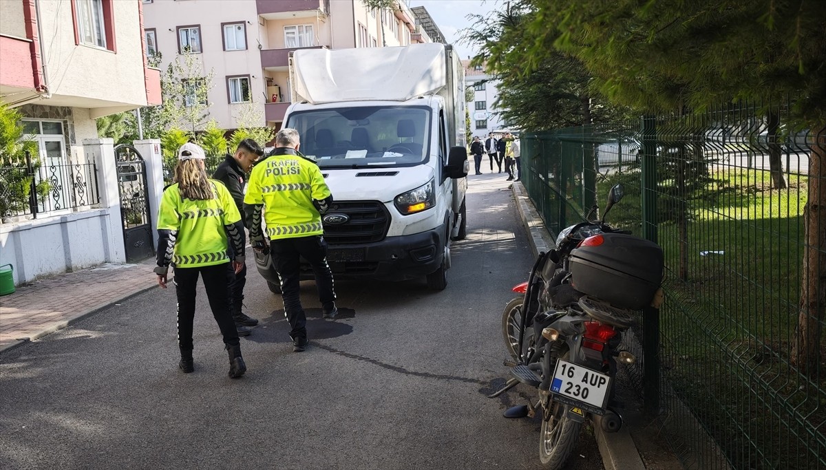 Bursa'nın İnegöl ilçesinde kamyonetle çarpışan motosikletin sürücüsü ağır yaralandı.