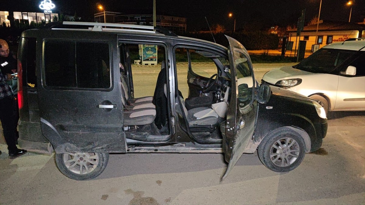 Bursa'nın İnegöl ilçesinde, seyir halindeki hafif ticari araca düzenlenen silahlı saldırıda sürücü...