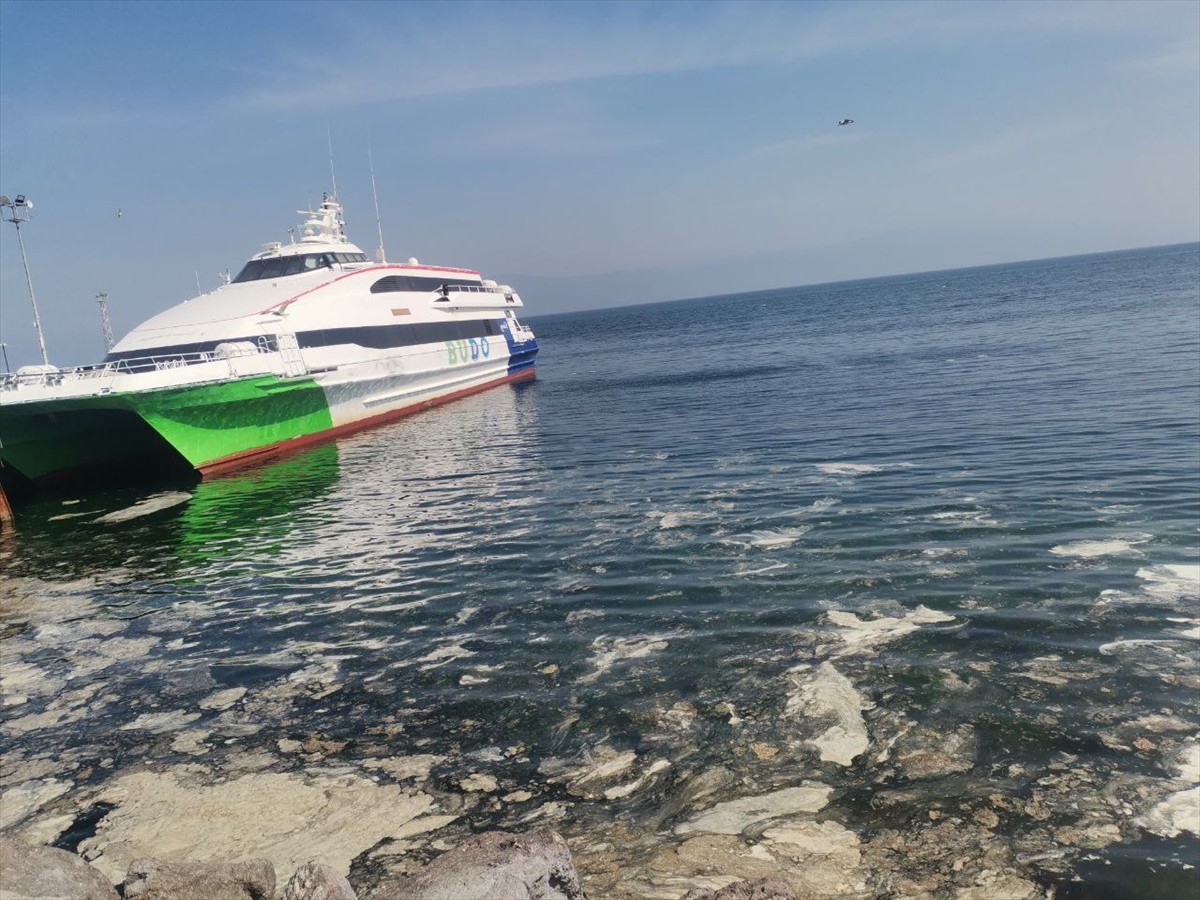 Bursa'nın Mudanya ilçesi kıyılarında deniz yüzeyinde müsilaj görüldü.
