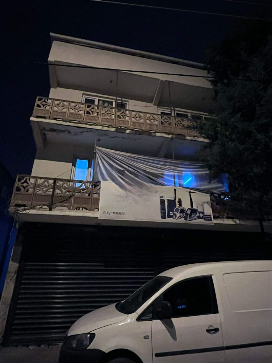 Bursa'nın Nilüfer ilçesinde 21 düzensiz göçmen yakalandı, onları çalıştırdıkları belirlenen 2...