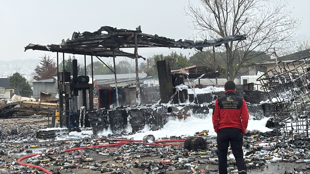Bursa'nın Nilüfer ilçesinde geri dönüşüm tesisinde çıkan yangın, itfaiye ekiplerince...