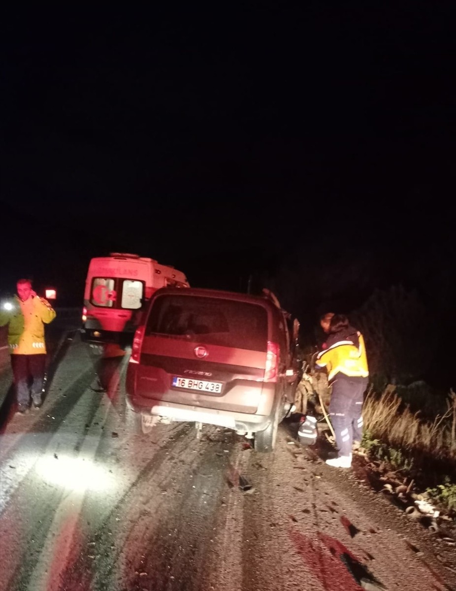 Bursa'nın Orhangazi ilçesinde tıra çarpan hafif ticari aracın sürücüsü hayatını kaybetti. Olay...