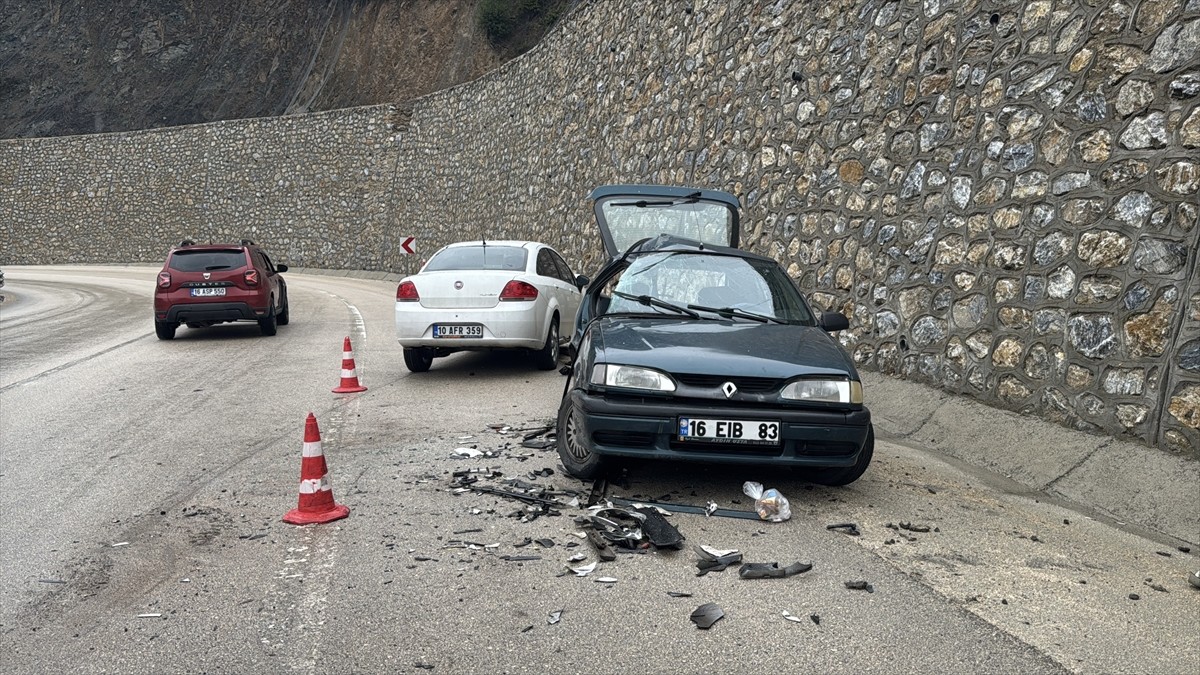 Bursa'nın Osmangazi ilçesinde 2 otomobilin çarpışması sonucu meydana gelen kazada 5 kişi...