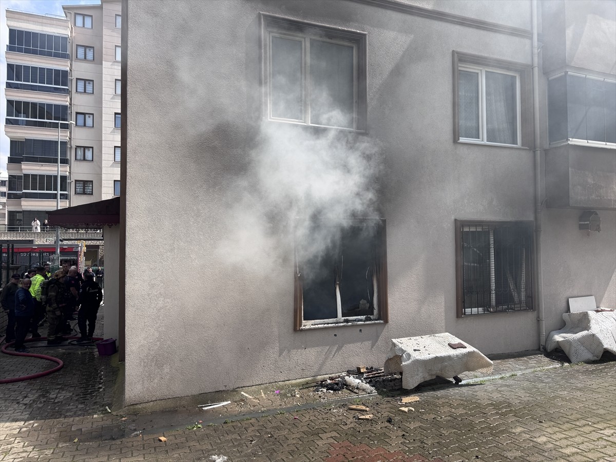Bursa'nın Osmangazi ilçesinde 5 katlı apartmanın zemin katında çıkan yangın itfaiye ekiplerince...
