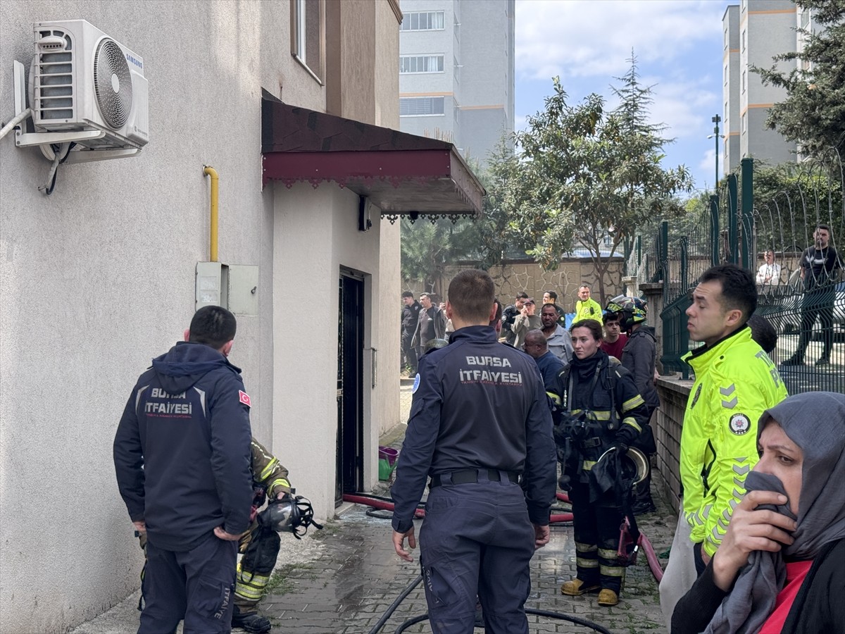 Bursa'nın Osmangazi ilçesinde 5 katlı apartmanın zemin katında çıkan yangın itfaiye ekiplerince...