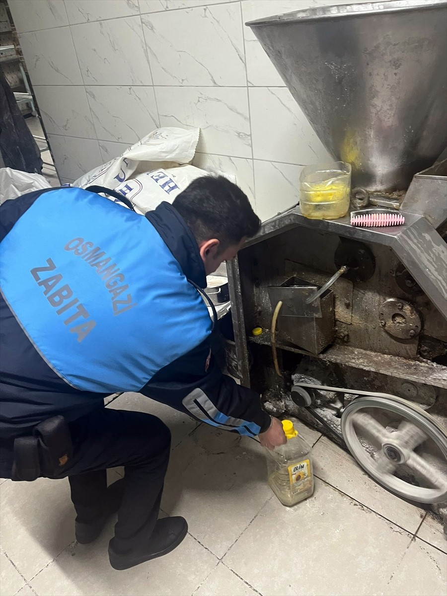 Bursa'nın Osmangazi ilçesinde ruhsatsız olduğu belirlenen yufka ve lavaş üretimi yapan iş yeri...