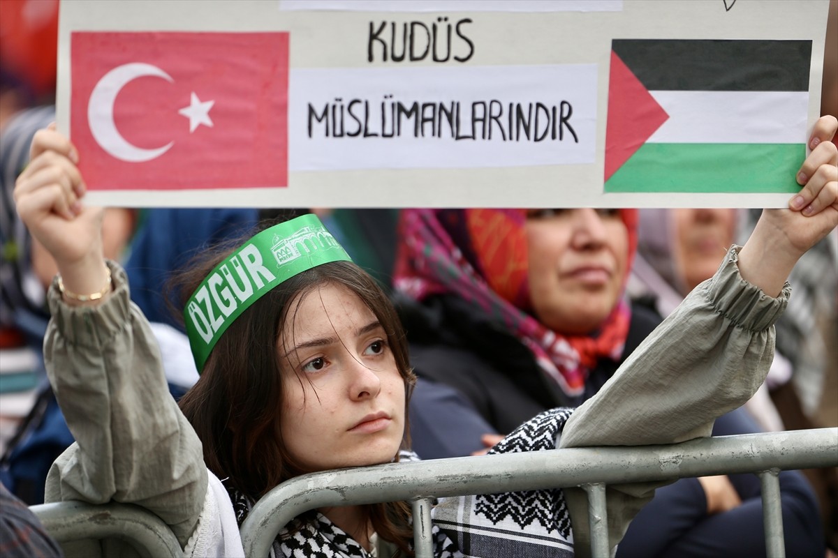 Bursa Gönüllü Kuruluşlar Platformu üyeleri, İsrail'in ateşkesi bozarak Gazze Şeridi'ne yönelik...