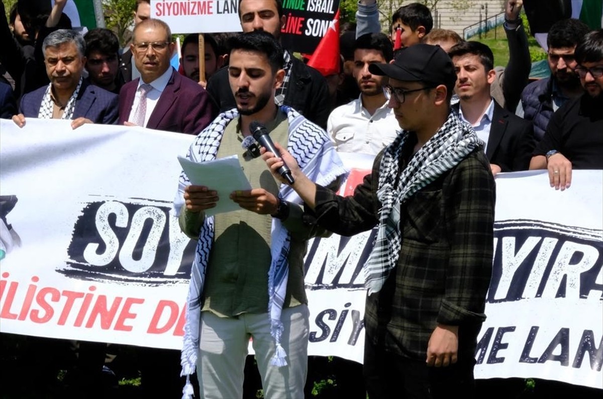 Bursa Uludağ Üniversitesi (BUÜ) öğrencileri, Filistin'de yaşanan zulme dikkati çekmek amacıyla 3...