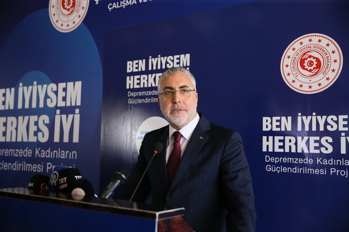 Çalışma ve Sosyal Güvenlik Bakanı Vedat Işıkhan, bir dizi ziyaret için geldiği Kilis'teki bir...