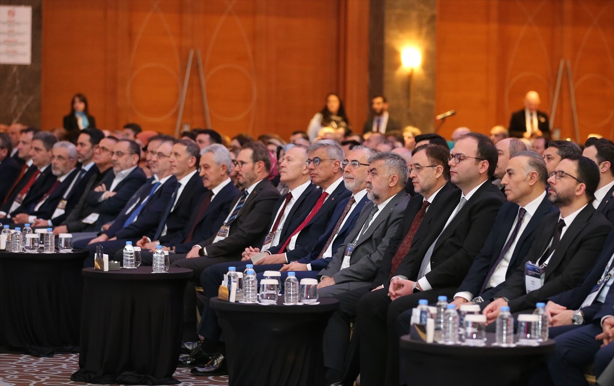 Çalışma ve Sosyal Güvenlik Bakanı Vedat Işıkhan (sağ 6), Sağlık Bakanı Kemal Memişoğlu'nun (sol 6)...