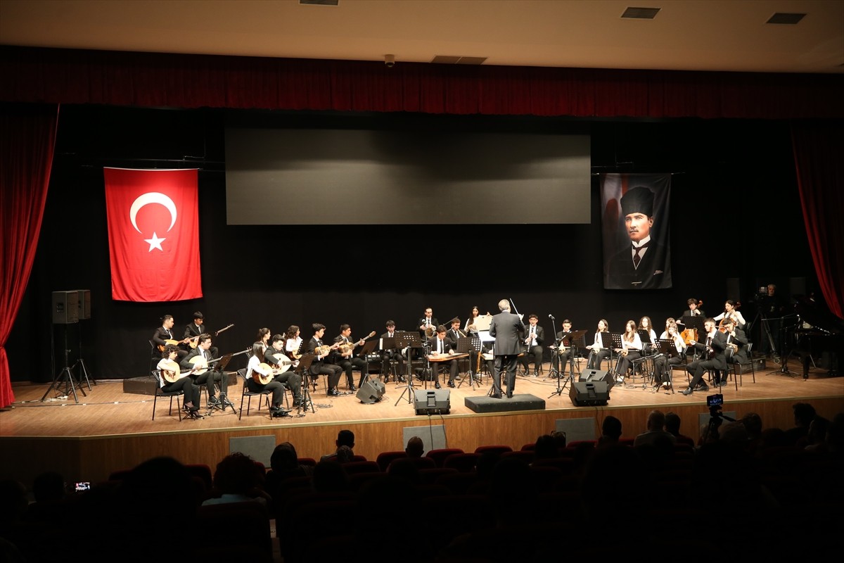 Çanakkale'de, 14 üniversitenin konservatuvar öğrencilerinden oluşan "Gençlik Türk Müziği...