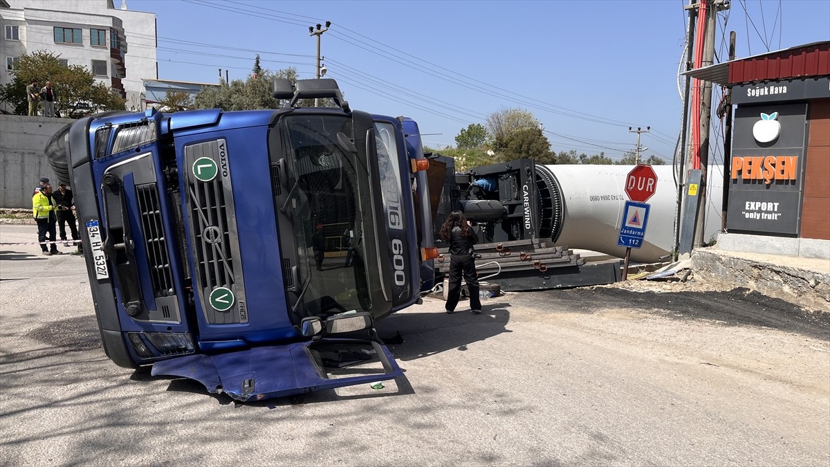Çanakkale'nin Lapseki ilçesinde rüzgar türbini pervanesi taşıyan tır devrildi. Bölgedeki sandık...