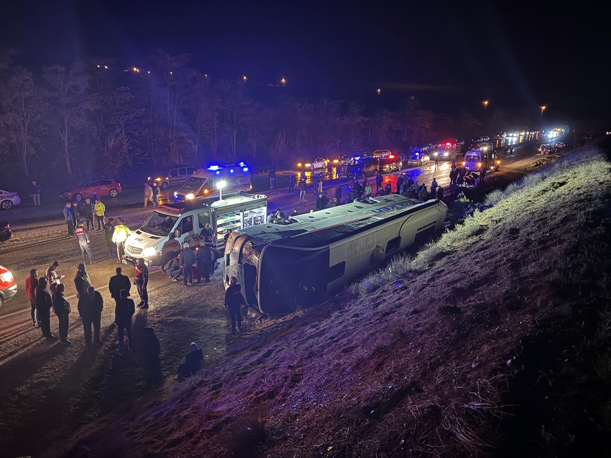 Çankırı'da işçileri taşıyan otobüsün devrilmesi sonucu çok sayıda kişi yaralandı. Sürücüsünün...