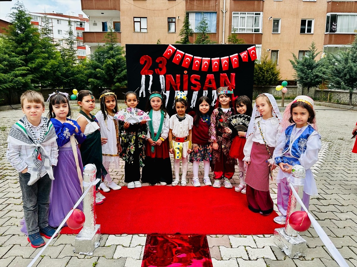 Çankırı'da minik öğrenciler 23 Nisan Ulusal Egemenlik ve Çocuk Bayramı'nı "Dünya Çocukları"...