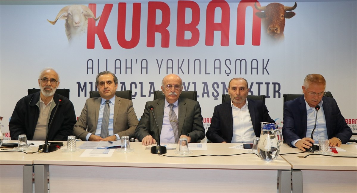 Cansuyu Yardımlaşma ve Dayanışma Derneği Genel Başkanı Mustafa Köylü (ortada), Temsilciler...